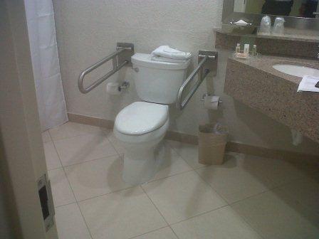 Aruba_Holiday-Inn-Sunspree_WC