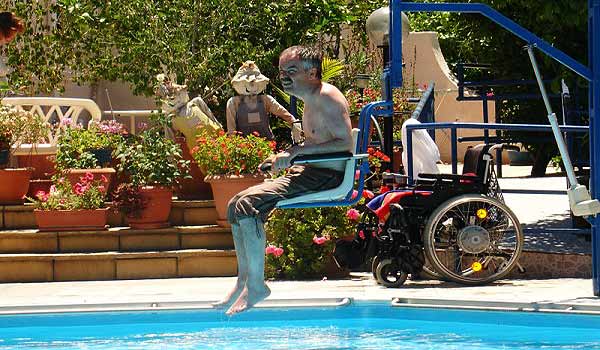 Cypres-CA-Pool_hoist