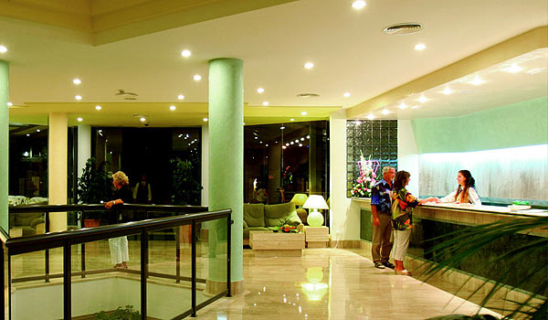600×350-Cala-Milor-Garden-hotel-balie.jpg