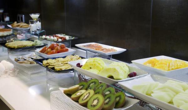600×350-Suites-Madrid-Buffet-2.jpg