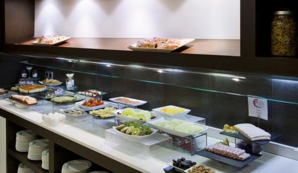 600×350-Suites-Madrid-buffet-3.jpg